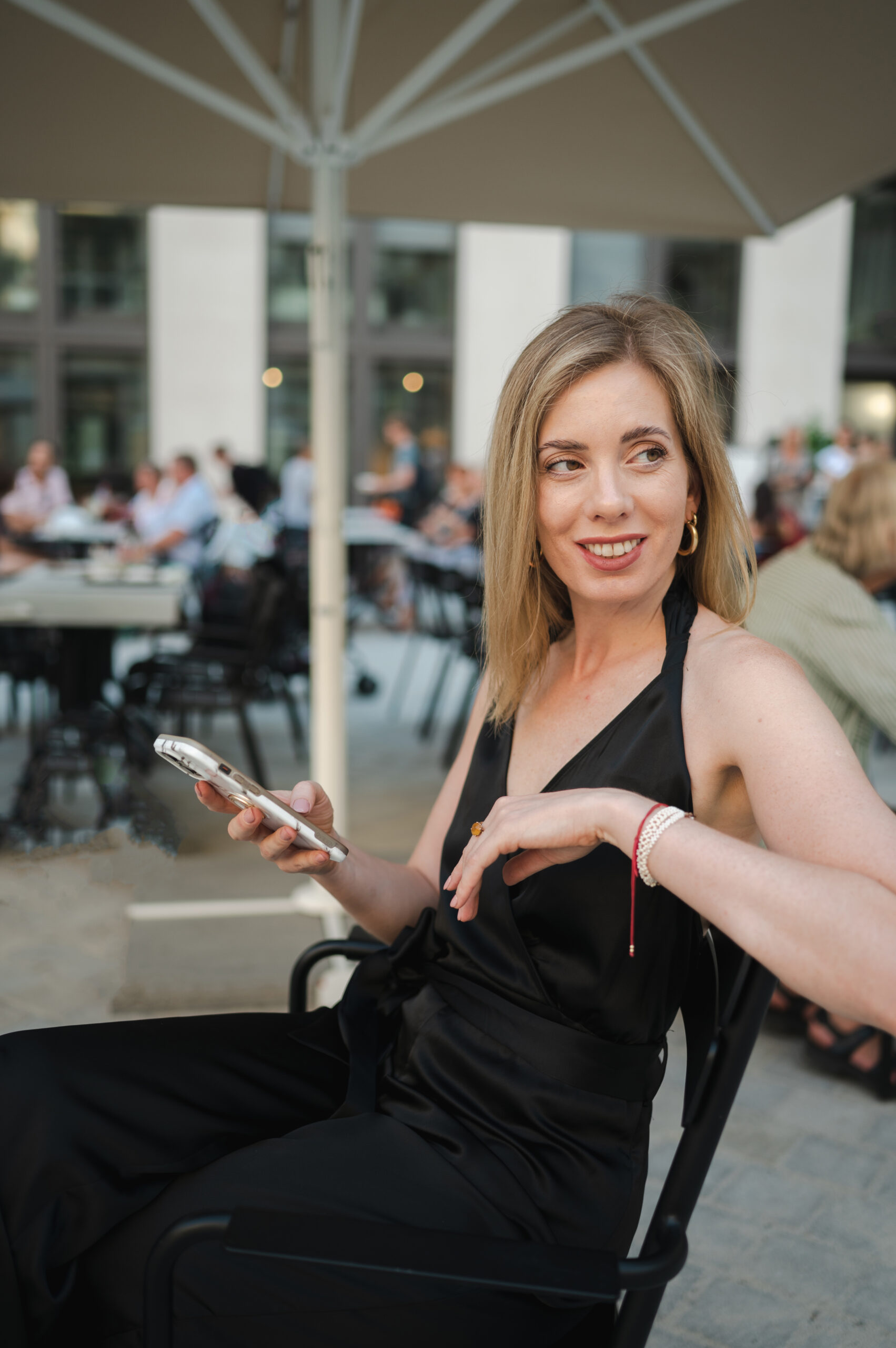 Dascha mit dem Handy, entspannt im Café